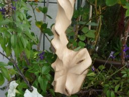 J-69 | Hexa-Kant | Ahorn (auf Stele) | 36/12/8 cm