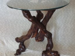 Z-28 | Beistelltisch | Rebstock, entrindet, geschliffen, gebürstet geölt, verschraubt (mit Stahlreif, Holzscheibe, Glasplatte rund) | Durchmesser 50 cm, Höhe 60 cm